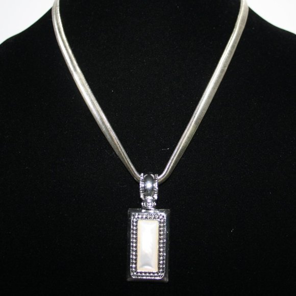 Beautiful silver and mother of pearl necklace 20"